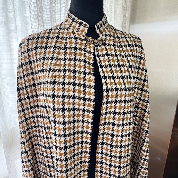 Vintage 80s fall cape, mustard, cream black houndstooth, slit sleeves, O/S to XL - Picture 2 of 16